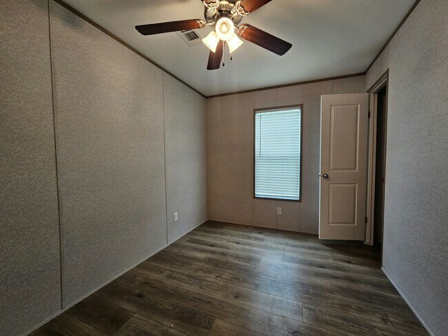 Building Photo - 518 Suwanee Dr