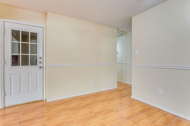 Building Photo - Excellent 3 Bedroom 2 Bath with many featu...