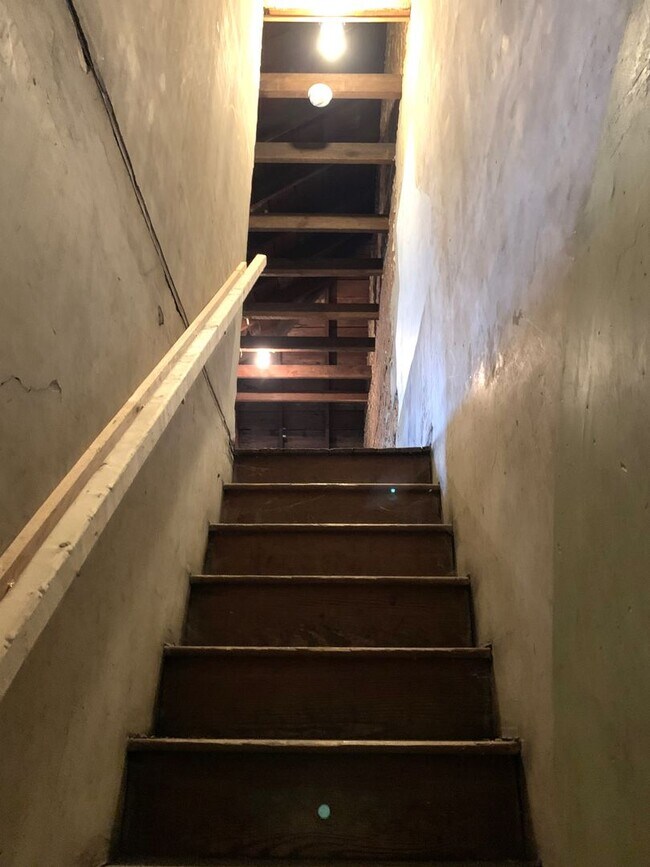 Building Photo - 2-story duplex | 4 bedrooms and 2 full bathrooms