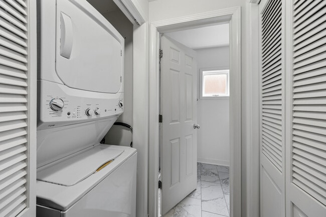 Building Photo - 811 W Superior St