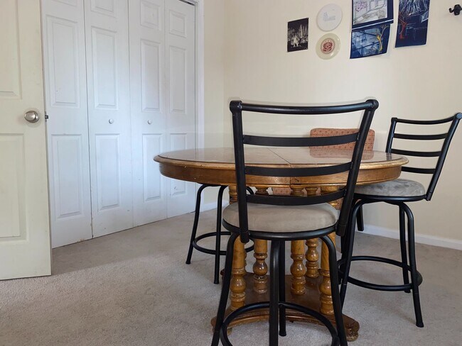 Building Photo - 4 Bedroom Duplex. Close to Campus and Downtown - Pre-Leasing for 26/27 School Year!