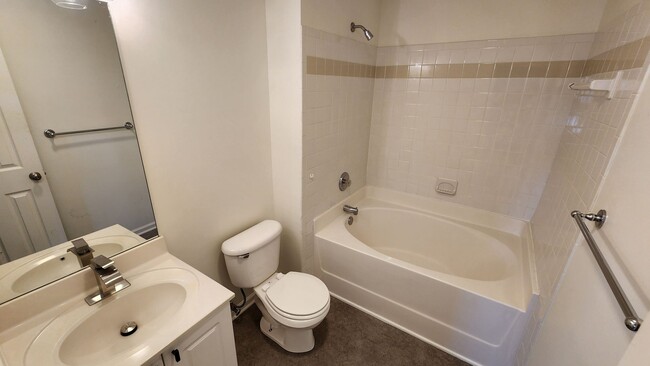 Building Photo - Updated, spacious townhome close to the in...