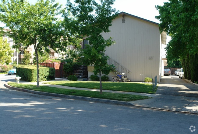 Building Photo - 685 Foxtail Dr