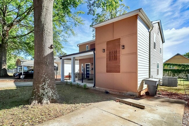 Building Photo - 2016 Brewton Dr