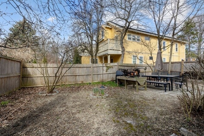 Building Photo - 71 Chilton St