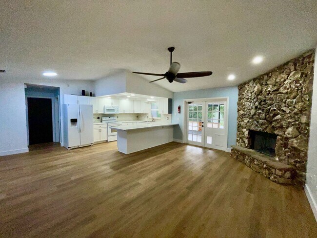 Building Photo - Spacious 4-Bed / 2-Bath Ranch in Rio Pinar...