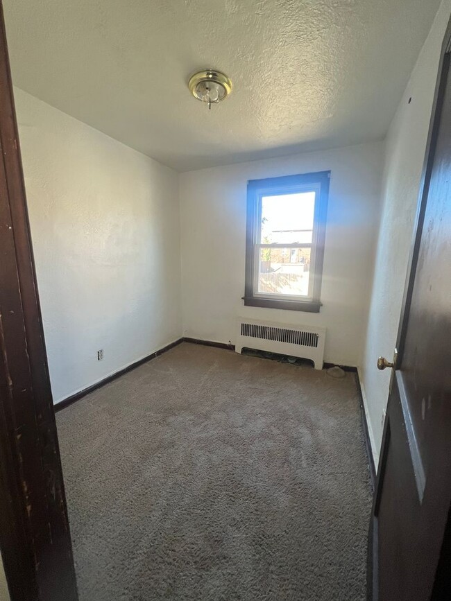 Building Photo - Spacious 2 bedroom home on South Side