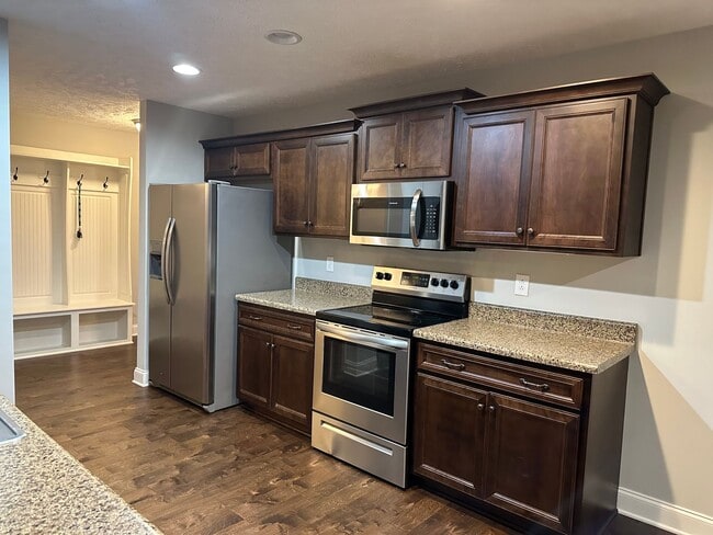 Building Photo - 3 Bedroom, 2 Bath, 2 Car Garage