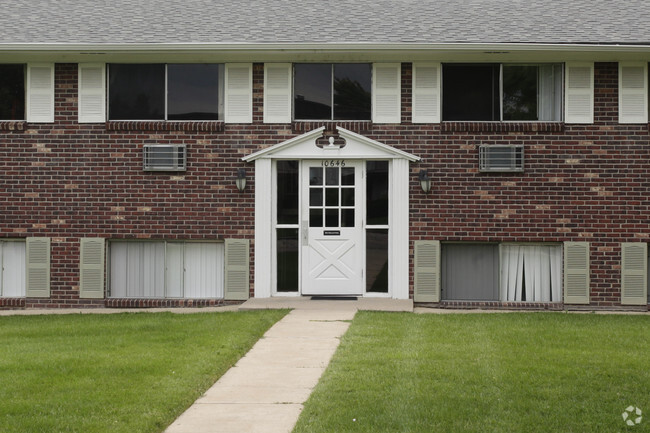 Entrance - Greenway Apartments