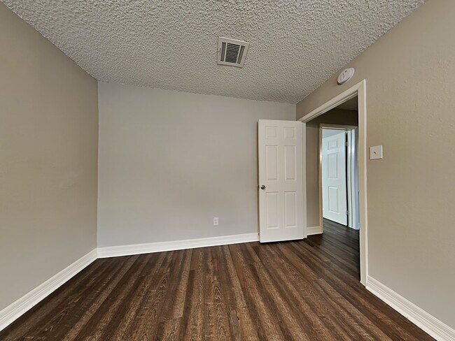 Building Photo - 6907 Foxside Ln