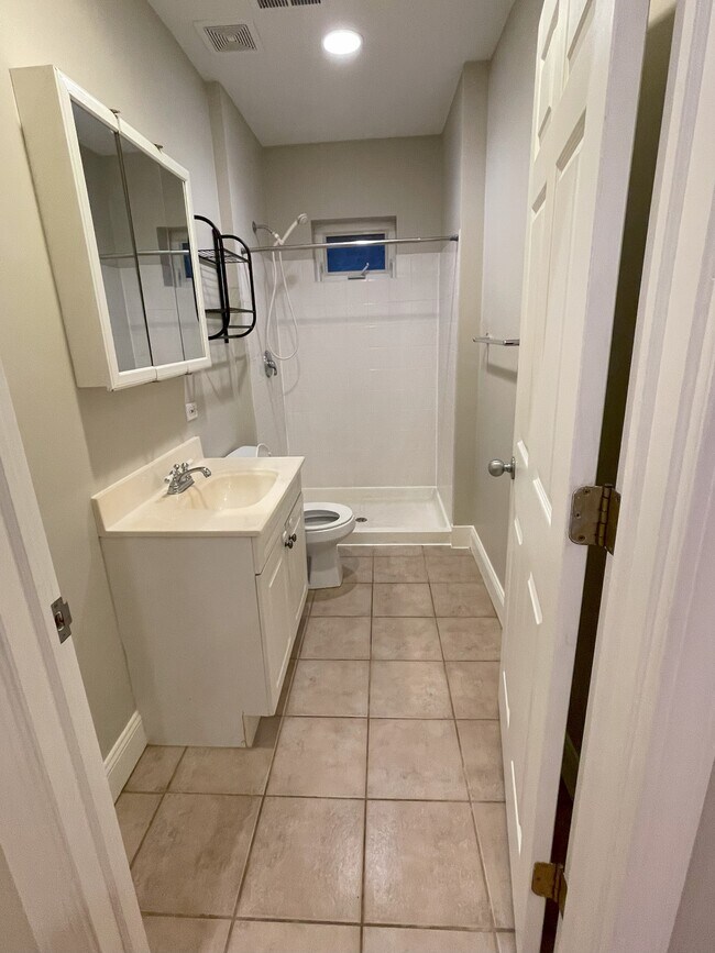 Both bathrooms had deep acid cleaning done. : ) - 3650 N Oakley Ave