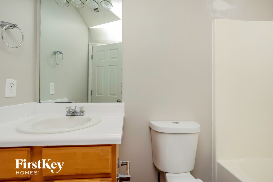 Building Photo - 1304 Sunray Dr