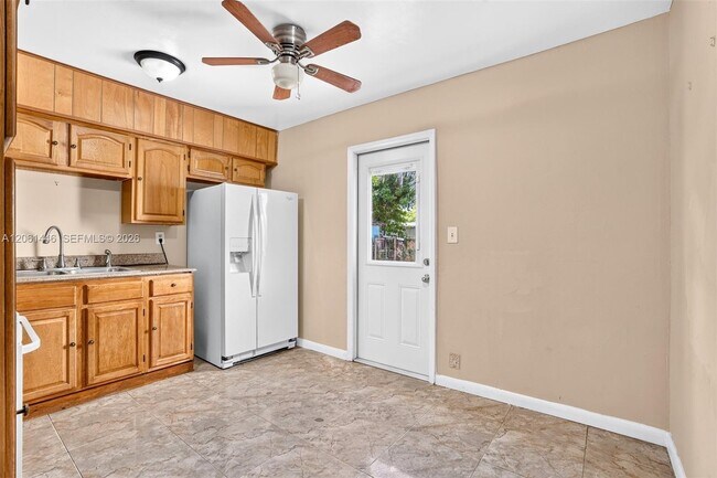 Building Photo - 6240 SW 22nd Ct
