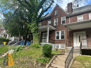 Building Photo - 4 bedroom 1 bath or 3 bedroom + den AVAILA...