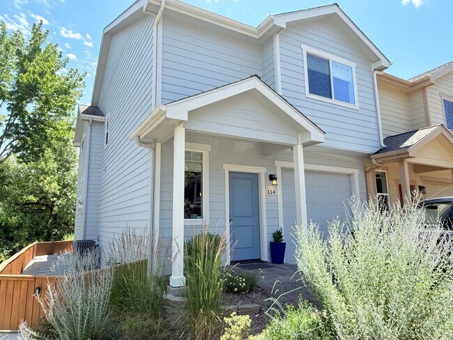 Building Photo - Elegant Townhome – 2 Primary Suites, balco...