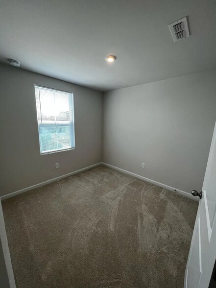Building Photo - 104 Verdant Leaf Wy