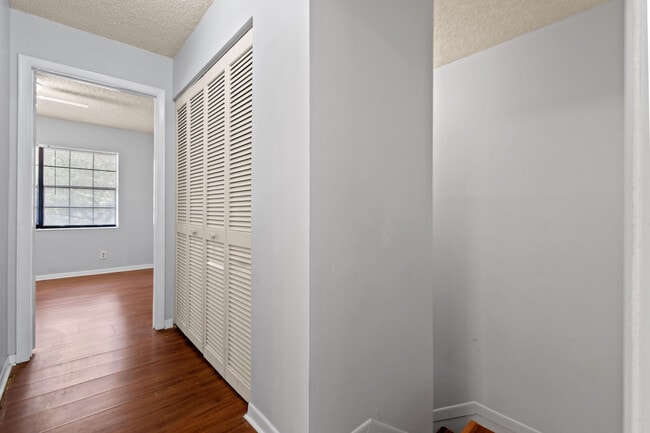 Building Photo - 408 N Cypress Dr