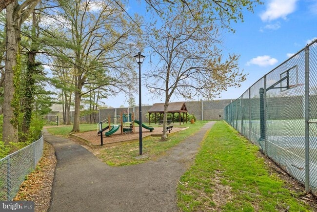 Building Photo - 8640 Dellway Ln