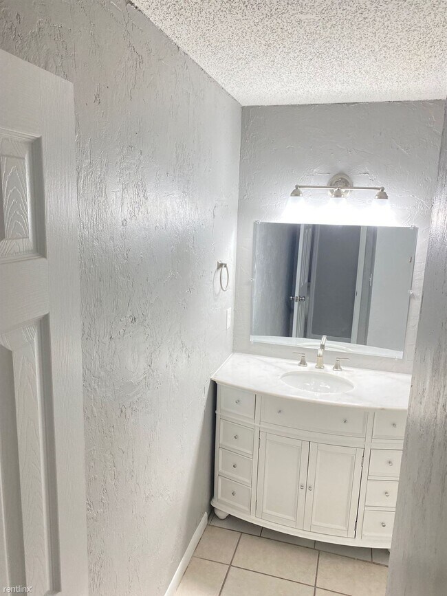 Building Photo - 3 br, 2 bath Duplex - 16A Brelyn Pl