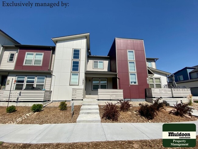 Building Photo - Nice townhome perfect for entertaining! Av...