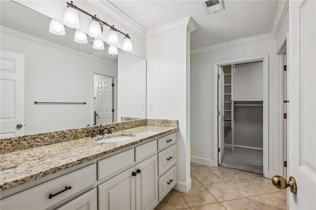 Building Photo - 25316 Plantation Dr NE