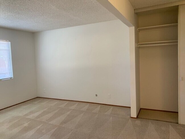 Building Photo - 4 Bed/2 Bath Spacious Home with Big Backyard and New Laminate & Carpet - Union City