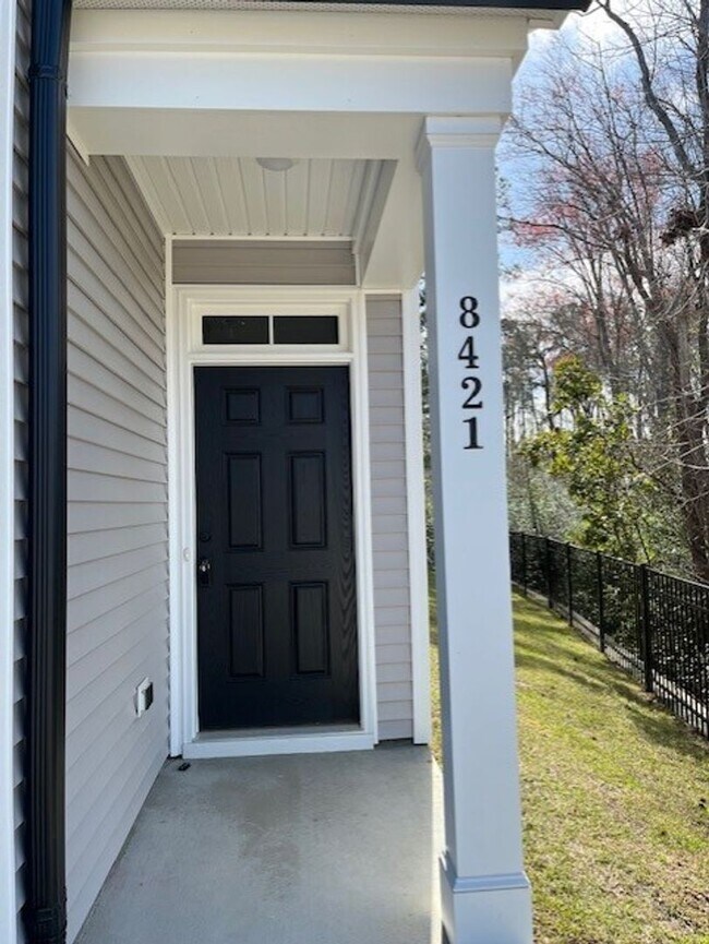 Building Photo - Discover this modern townhouse in Winnabow, NC,