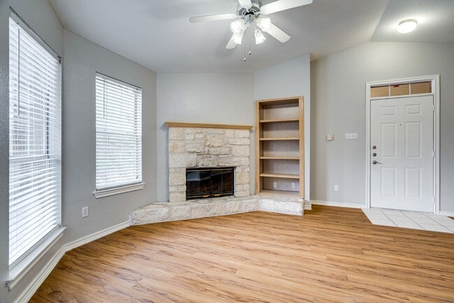 Building Photo - 1 Bedroom, 1 Bath Available Now!