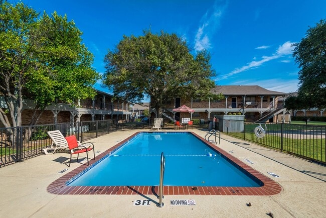 Primary Photo - London Square Apartments