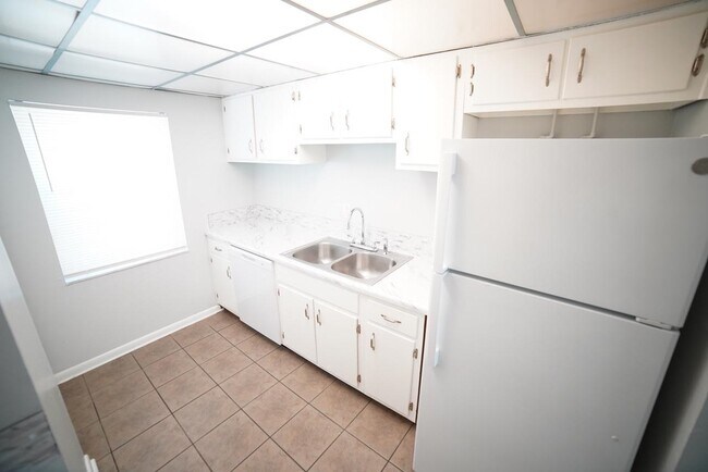 Building Photo - 2325 W Pensacola St