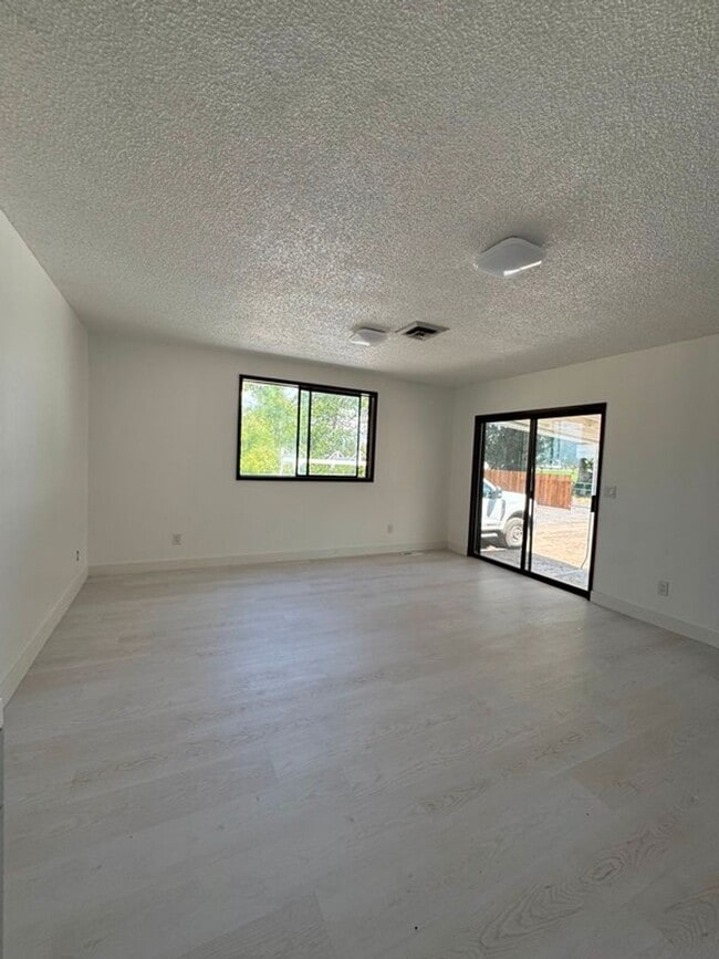 Building Photo - 4 Bedroom House in Henley School District