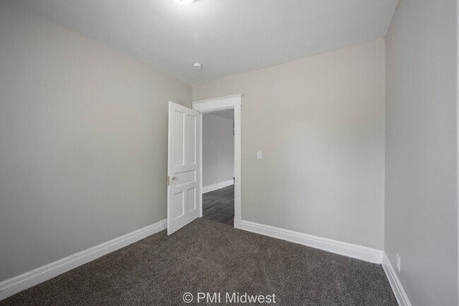 Building Photo - "Charming 3-Bedroom Duplex Haven on W 29th St – Spacious 1031 Sq Ft Gem in Indianapolis!"