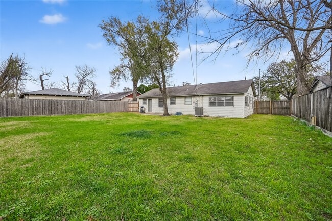 Building Photo - 2007 Antoine Dr