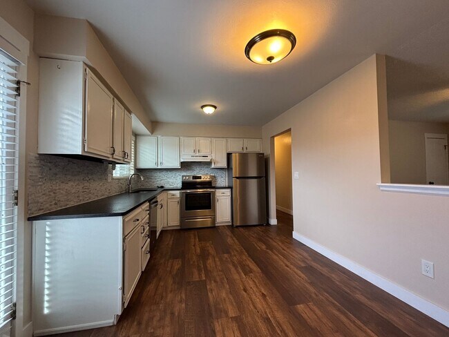 Building Photo - 5 Bed, 2 Bath Ranch-style w/ A/C! - Available Now! - MileStone Real Estate Services