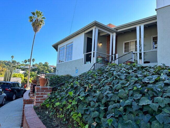 Building Photo - 1544 Murray Dr