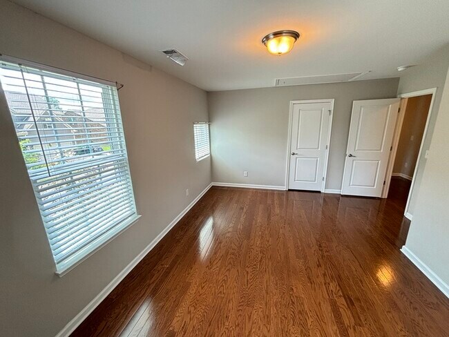 Building Photo - Fairway Farms home close to Vietnam Vetera...