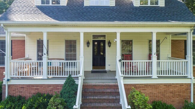 Building Photo - Five Bedroom Home