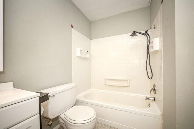 Building Photo - Move in ready 3 Bed 2 Bath Home in East Central School District!