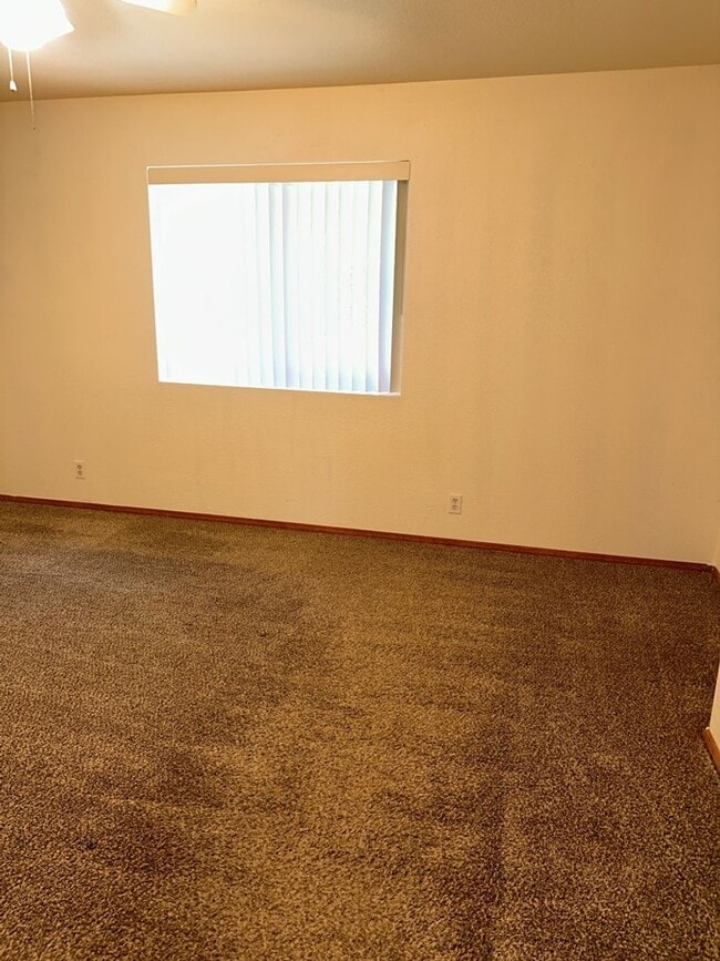 Building Photo - Unfurnished Full Time