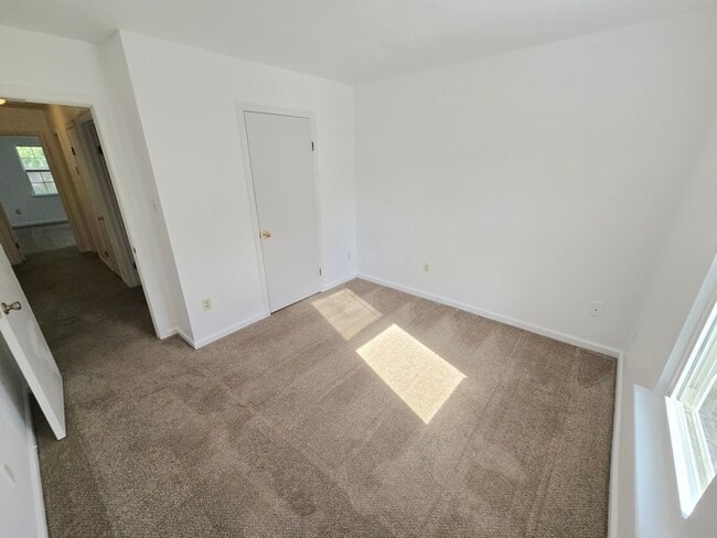 Building Photo - BEAUTIFUL 3-BED, 2-BATH HOME ON THE LAKE I...