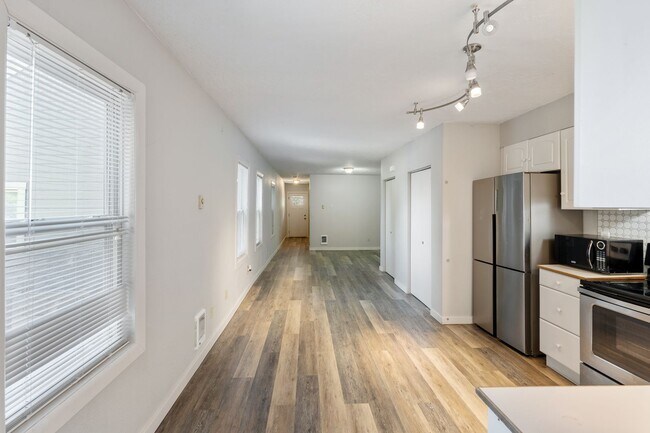 Building Photo - 1 BD available in the serene SW Hills