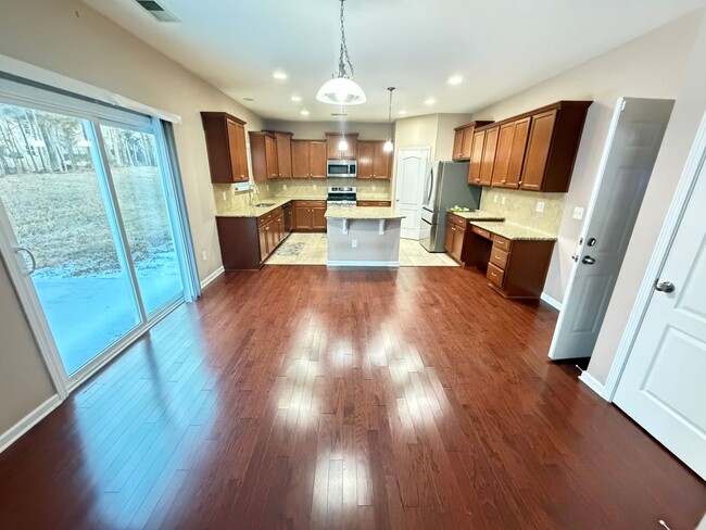 Building Photo - Expansive 5-Bedroom, 3-Story Home in Desirable Harrisburg Neighborhood