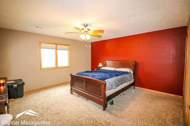 Building Photo - Beautiful 3 bedroom home just minutes from...