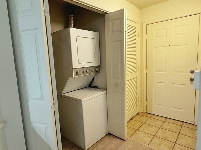 Building Photo - First floor, 3BR/2BA with garage Villa San Marco Condo