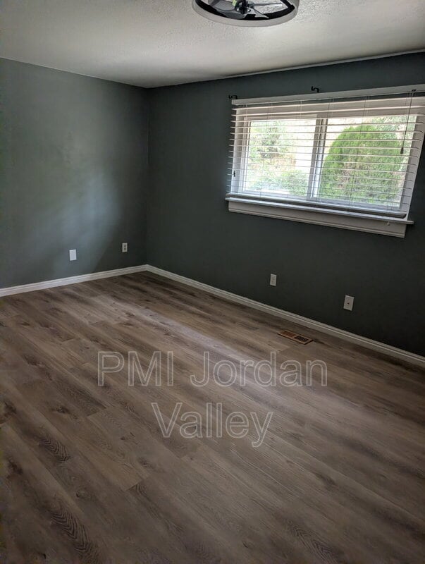 Building Photo - 1394 N 400 E