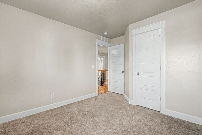 Building Photo - 5140 N Elmstone Ave