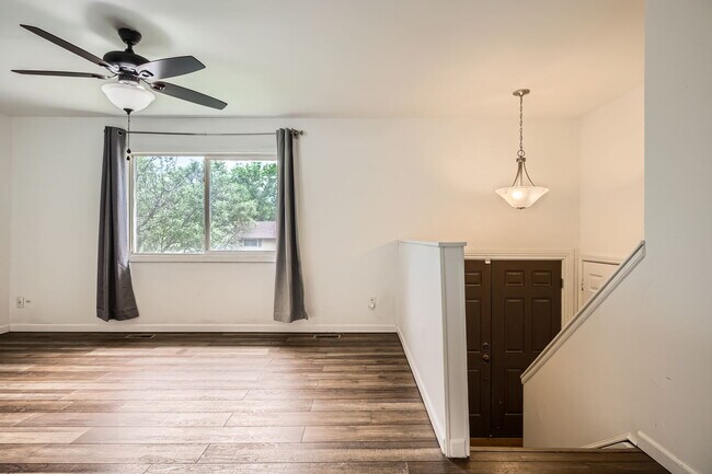 Building Photo - 605 Raemar Dr