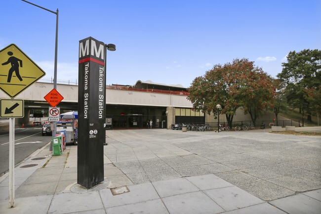 Building Photo - 7611 Maple Ave