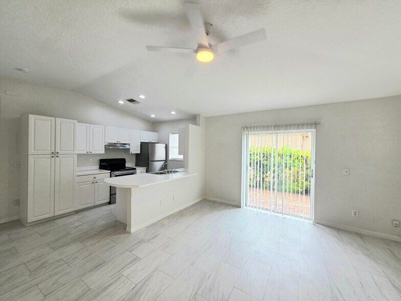 Building Photo - 569 E Ridge Cir N