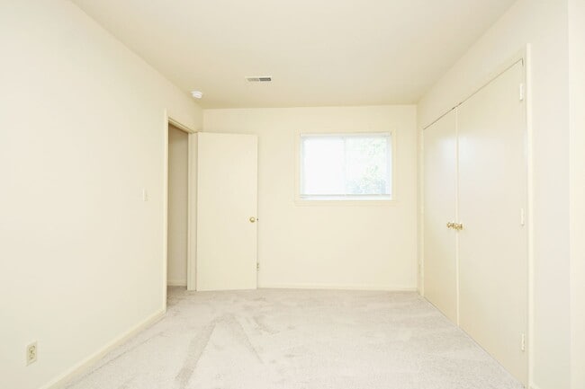 Building Photo - Student-Friendly Home, Minutes From The Da...